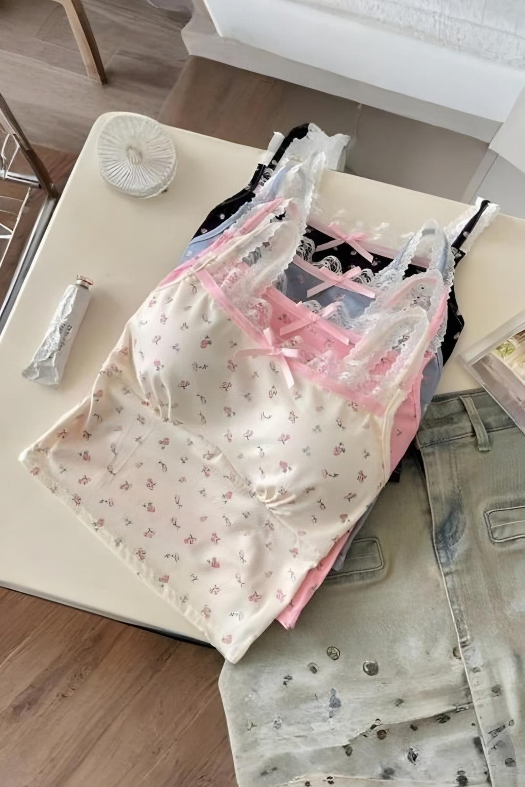 Çiçek Desenli Dantelli Askılı Crop
