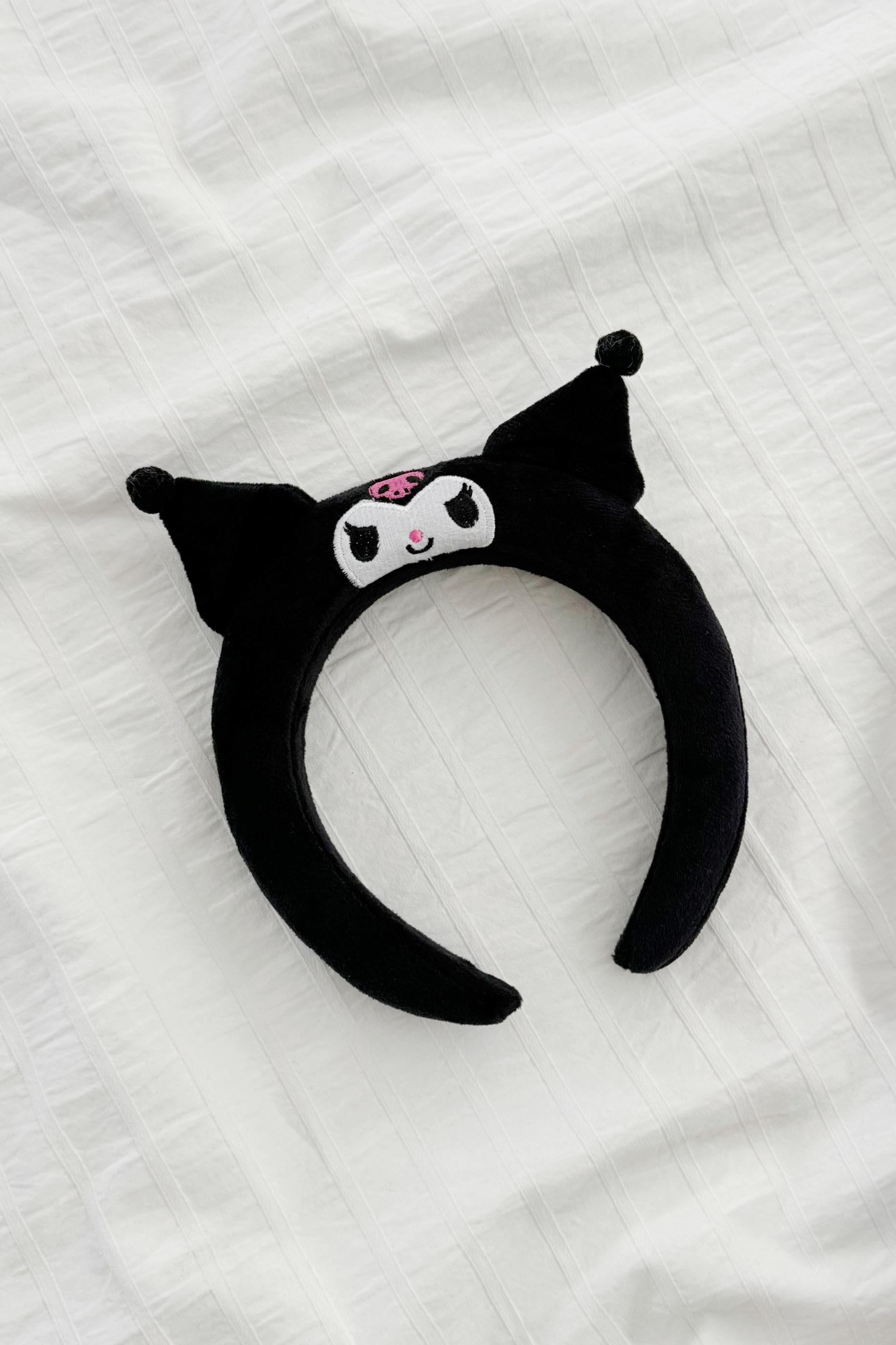 Cute Black Figure Taç