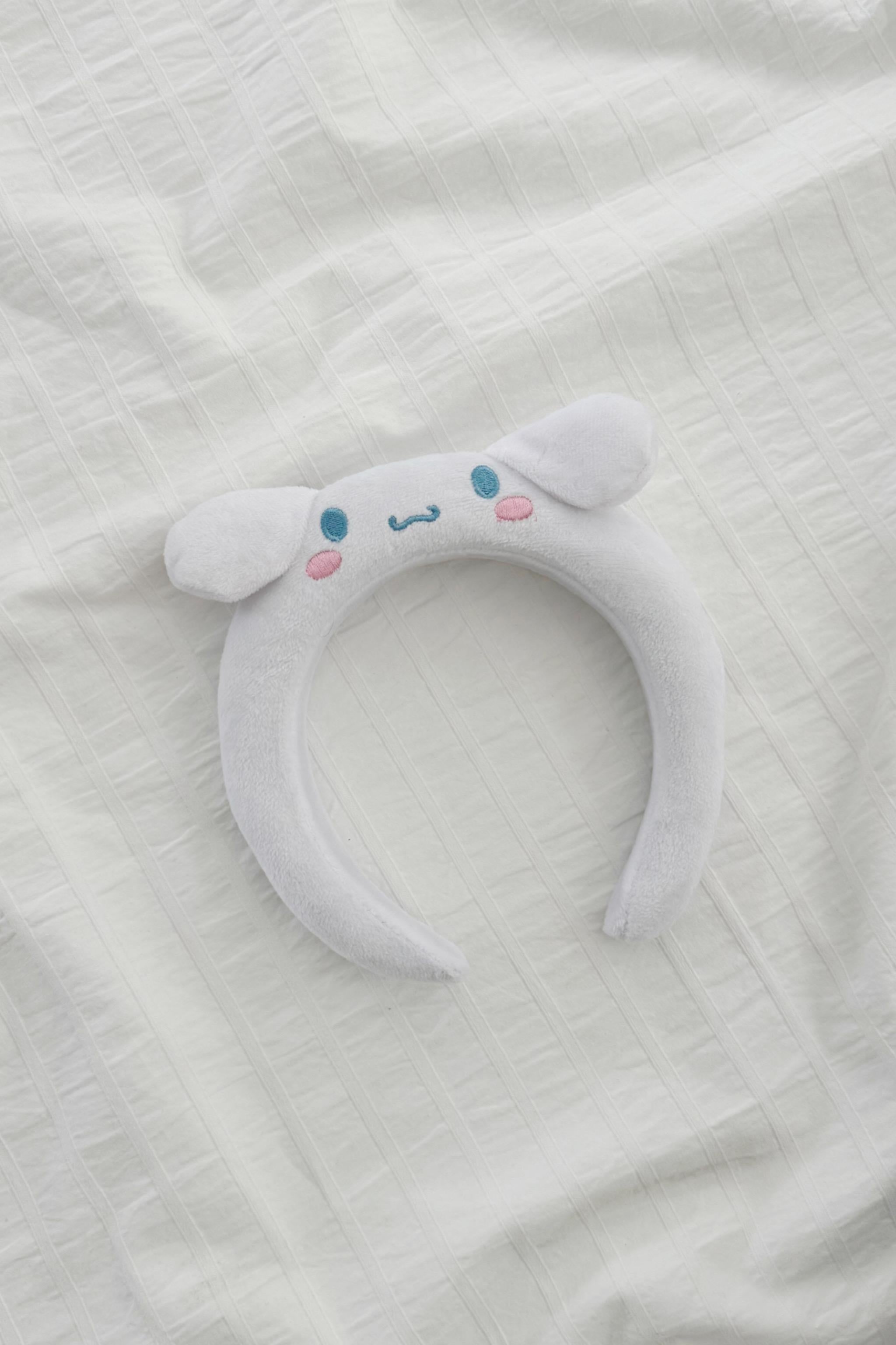 Cute White Figure Taç