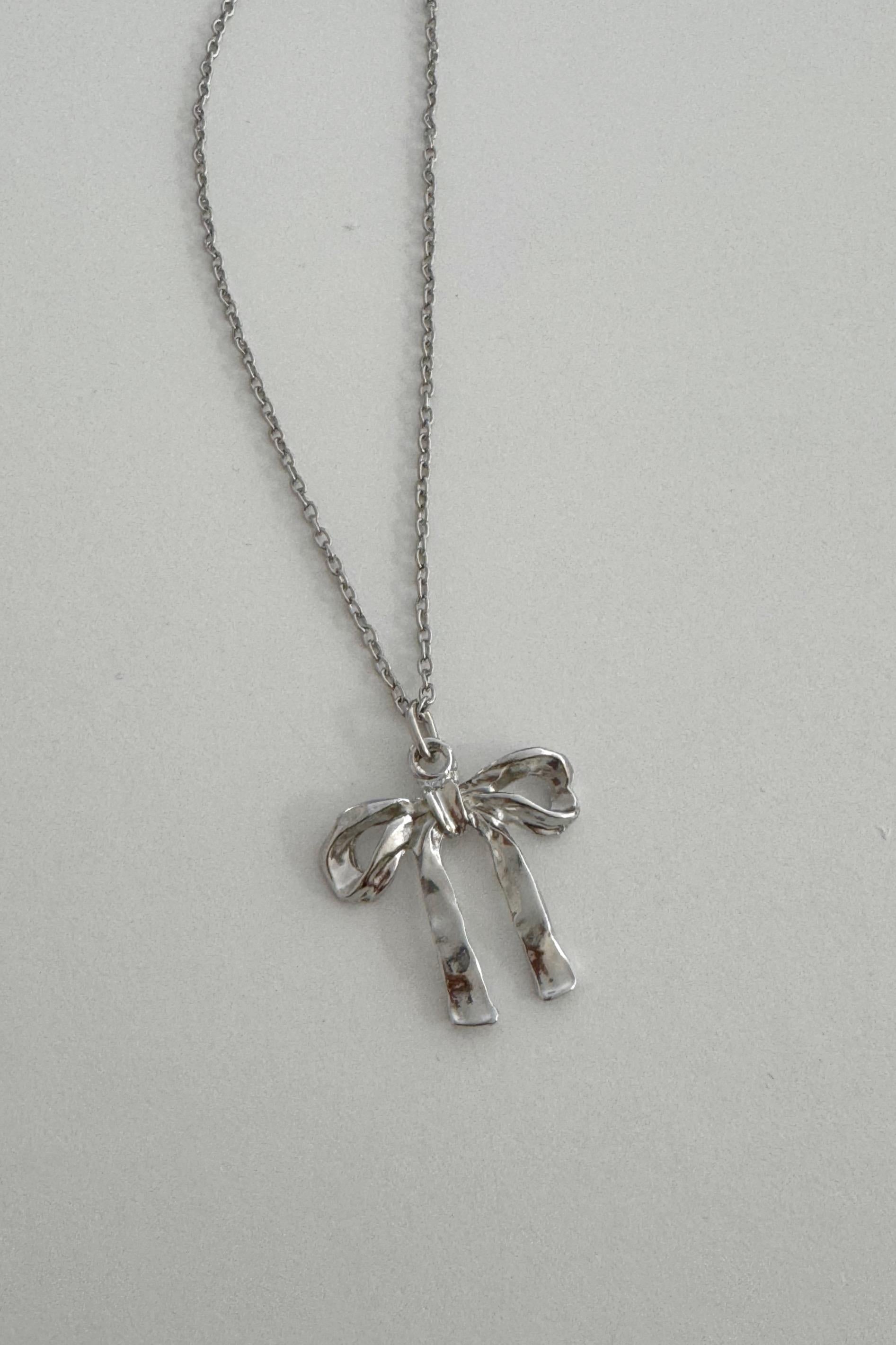 Grey Ribbon Kolye