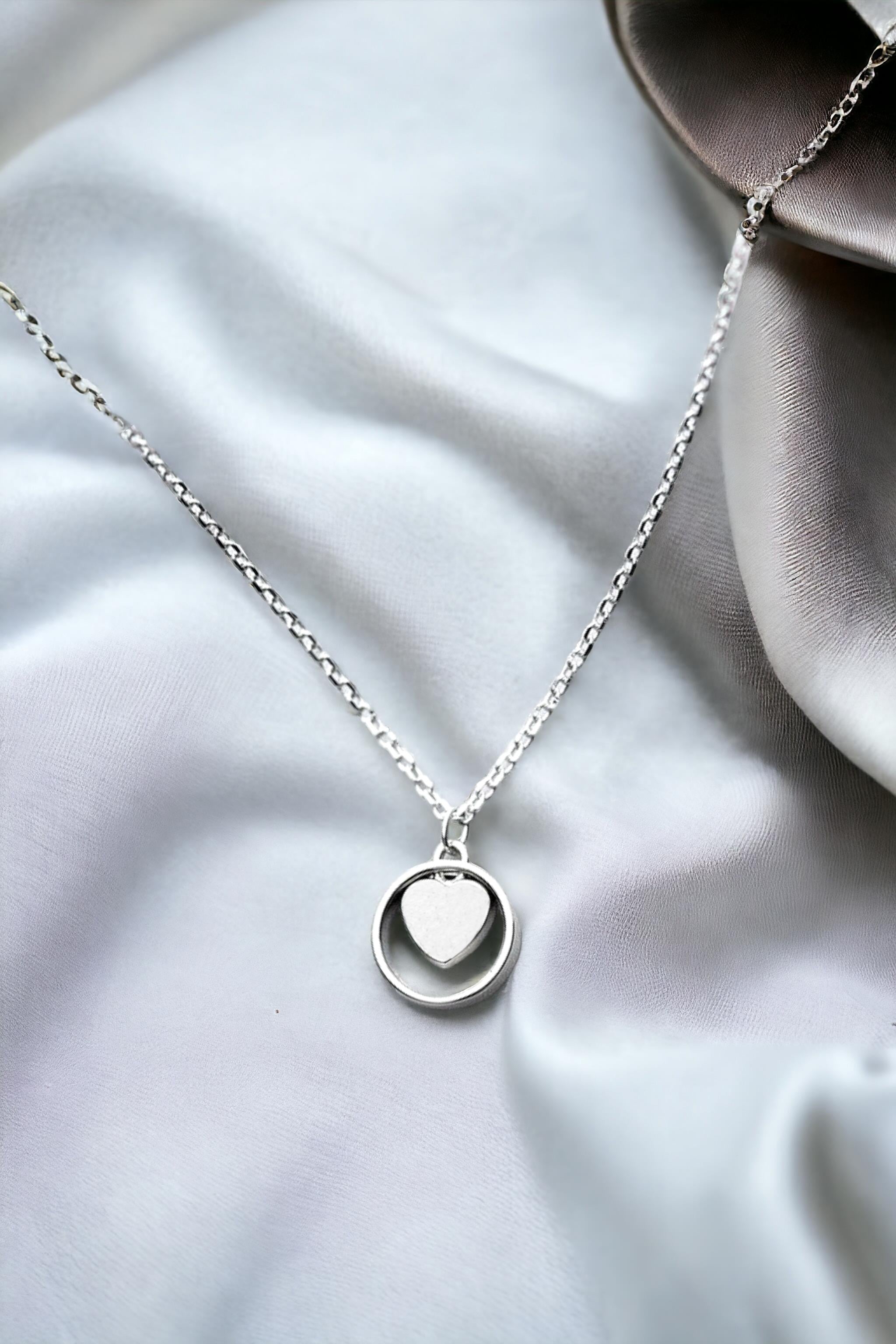Minimal Round Heart Kolye