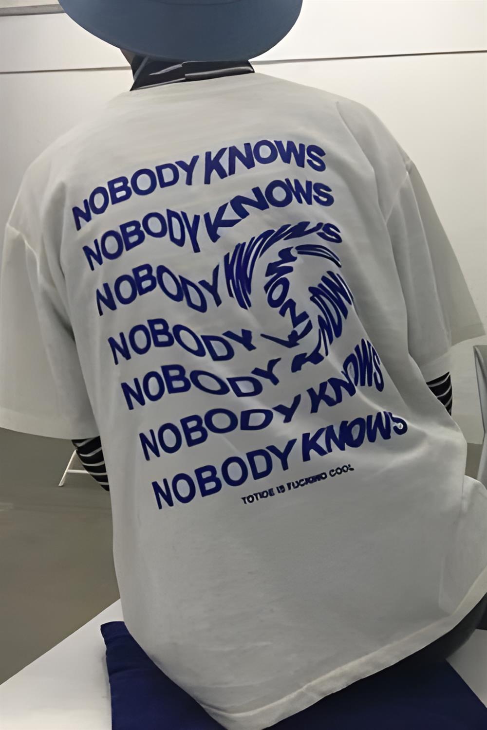 No Body Knows  Oversize T-shirt