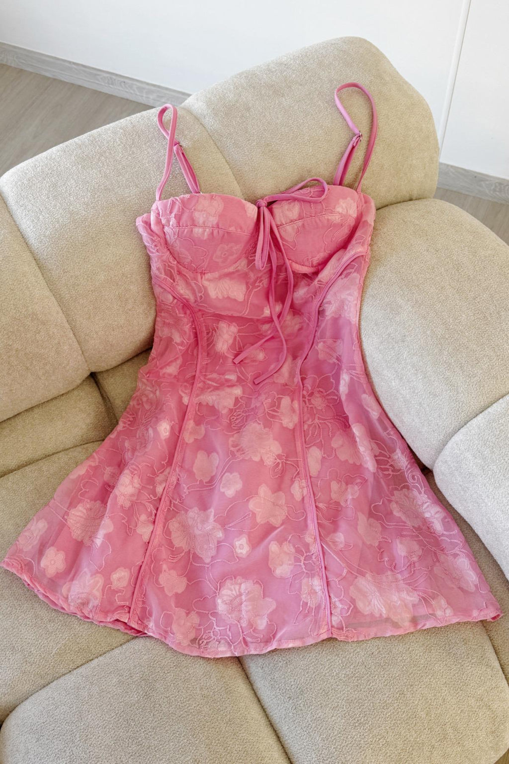 Pembe Dantel Detaylı Elbise
