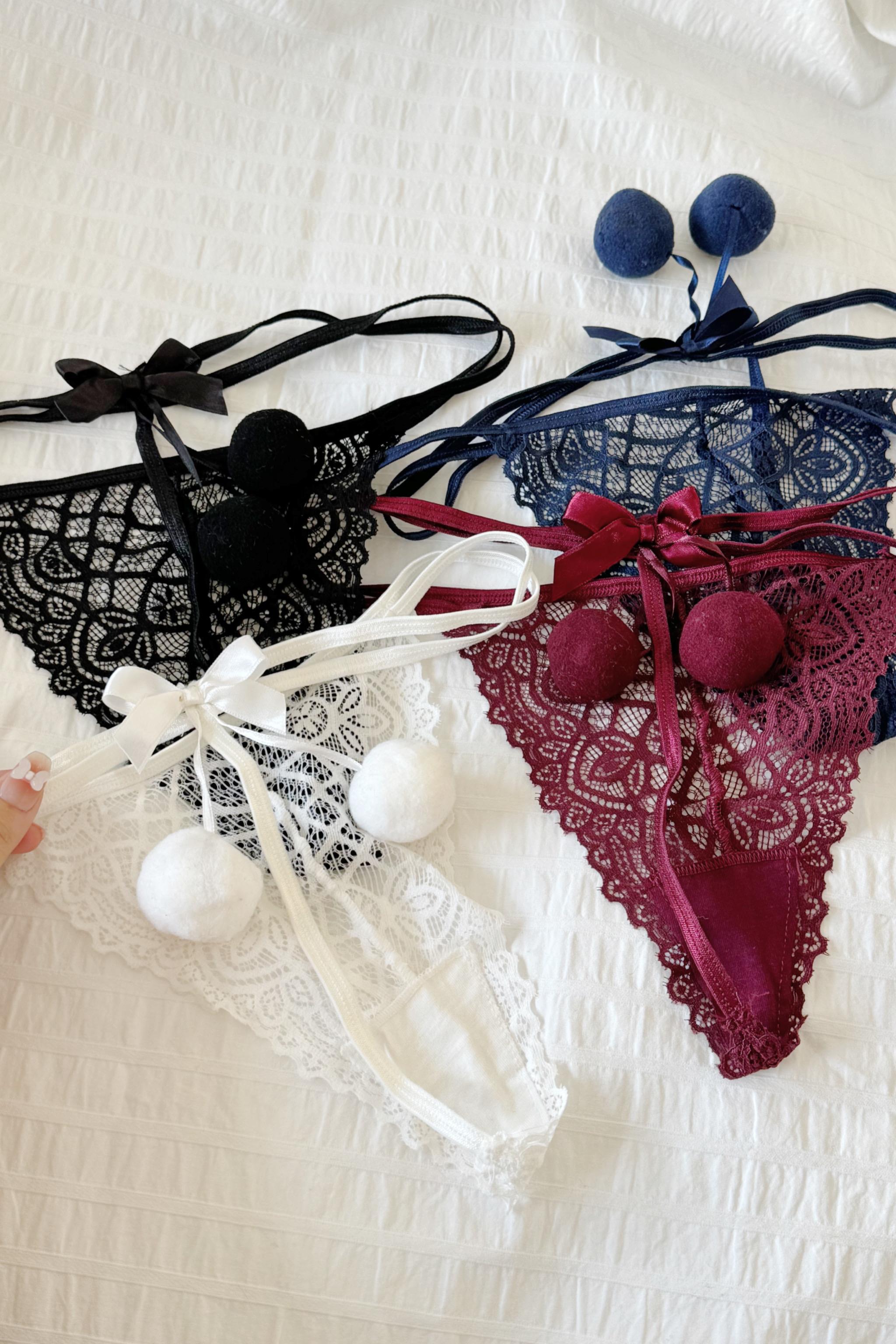 Ponpon Detaylı Tanga Külot