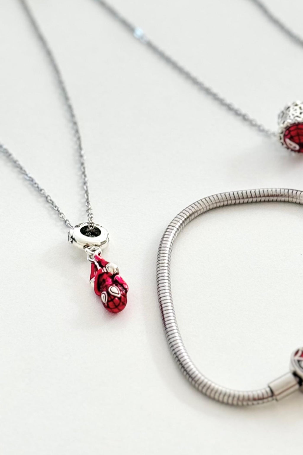 Sallantılı Red Spider Kolye