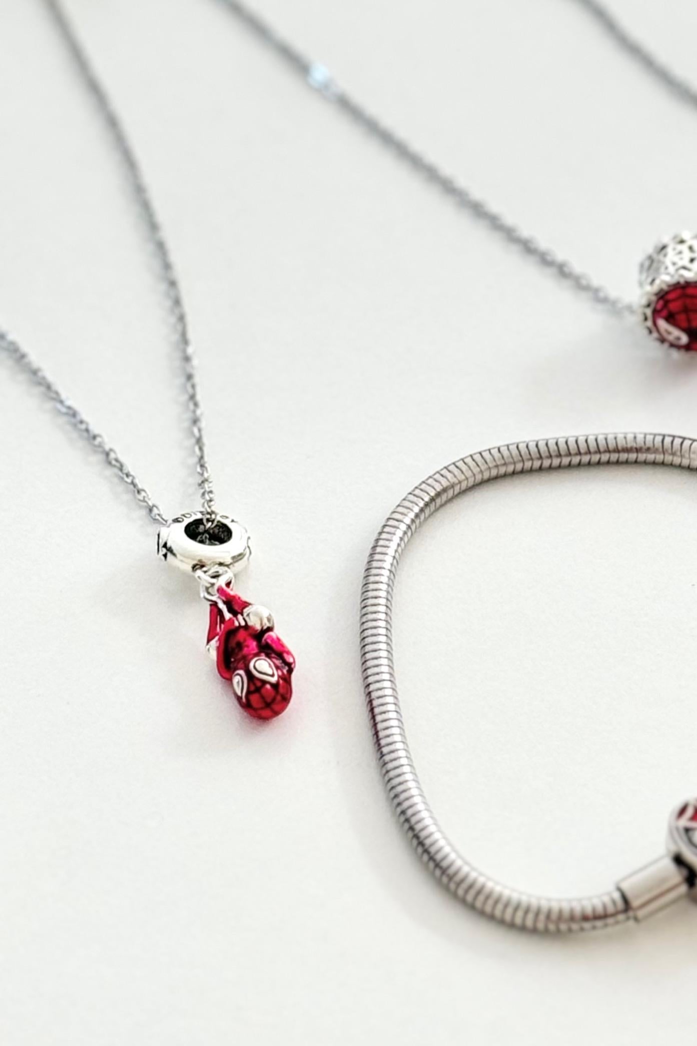 Sallantılı Red Spider Kolye