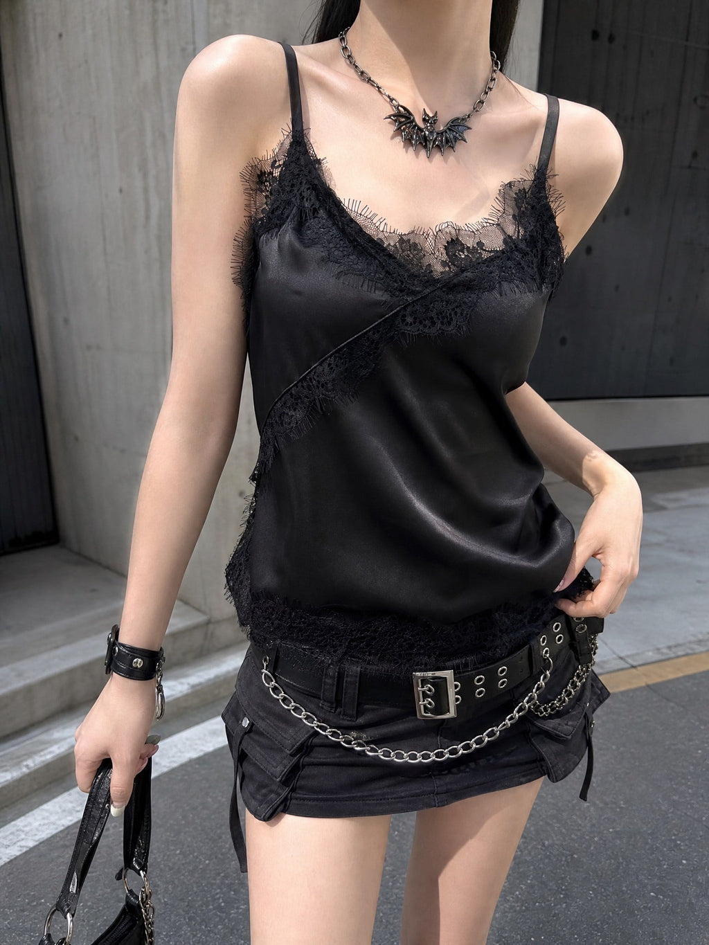 Siyah Asimetrik Kesim Dantelli Saten Bluz