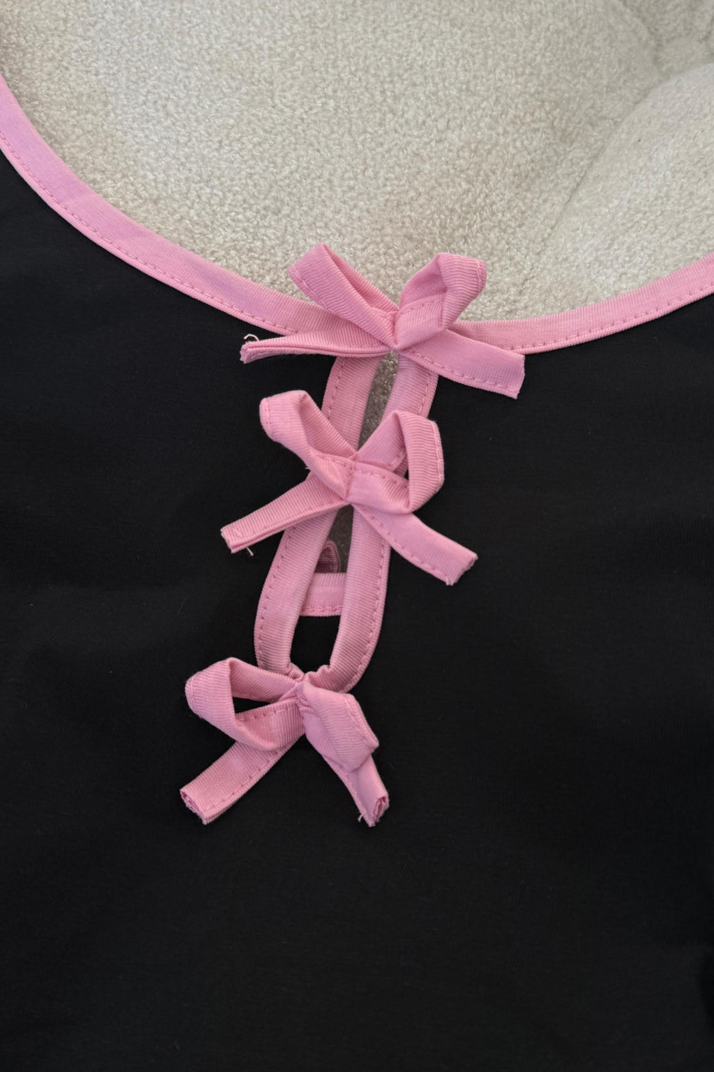 Siyah Fiyonklu Sırt Bağcıklı Crop