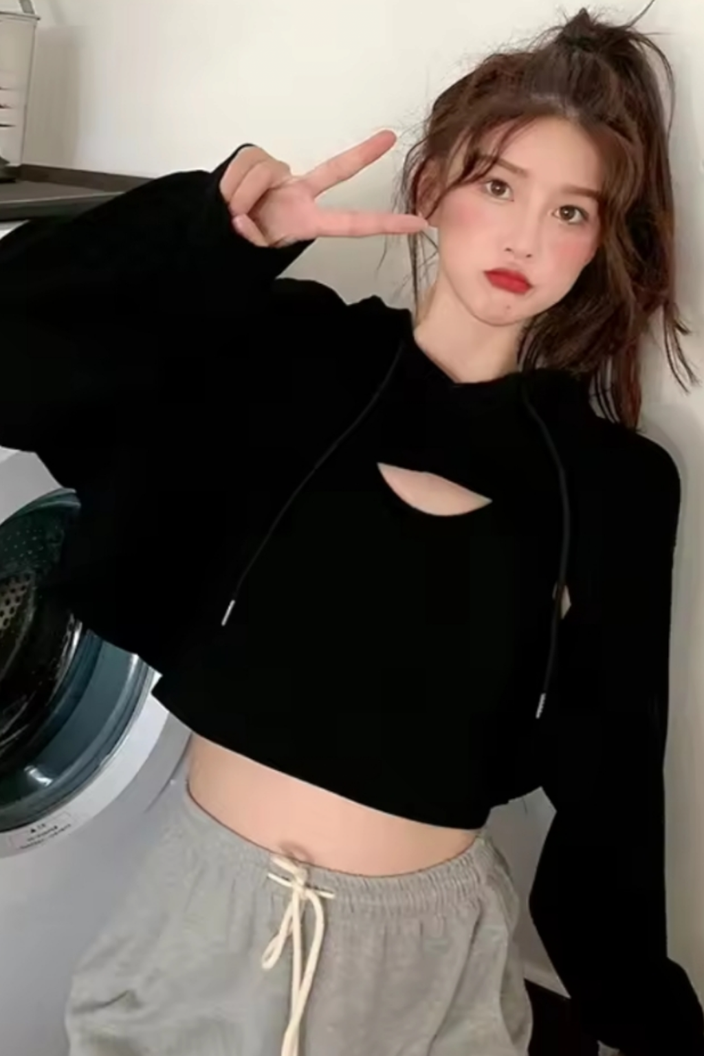 Siyah Kapüşonlu Uzun Kollu Crop