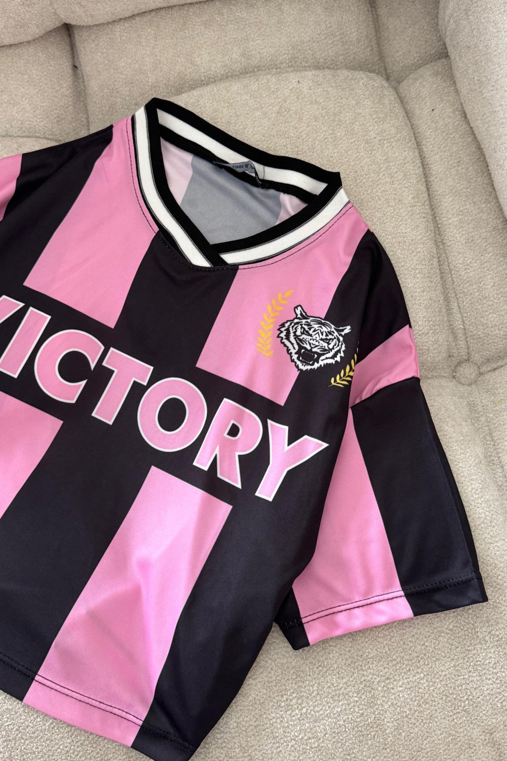 Siyah Pembe Victory Crop T-shirt