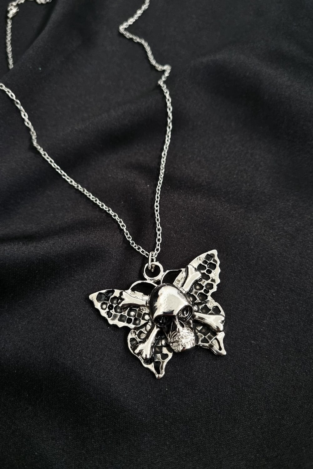 Skull And Butterfly Kolye