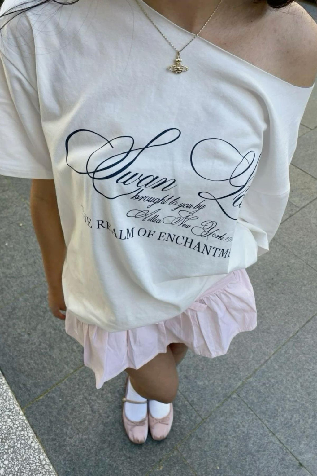 White Swan Lake Omuz Dekolteli T-shirt