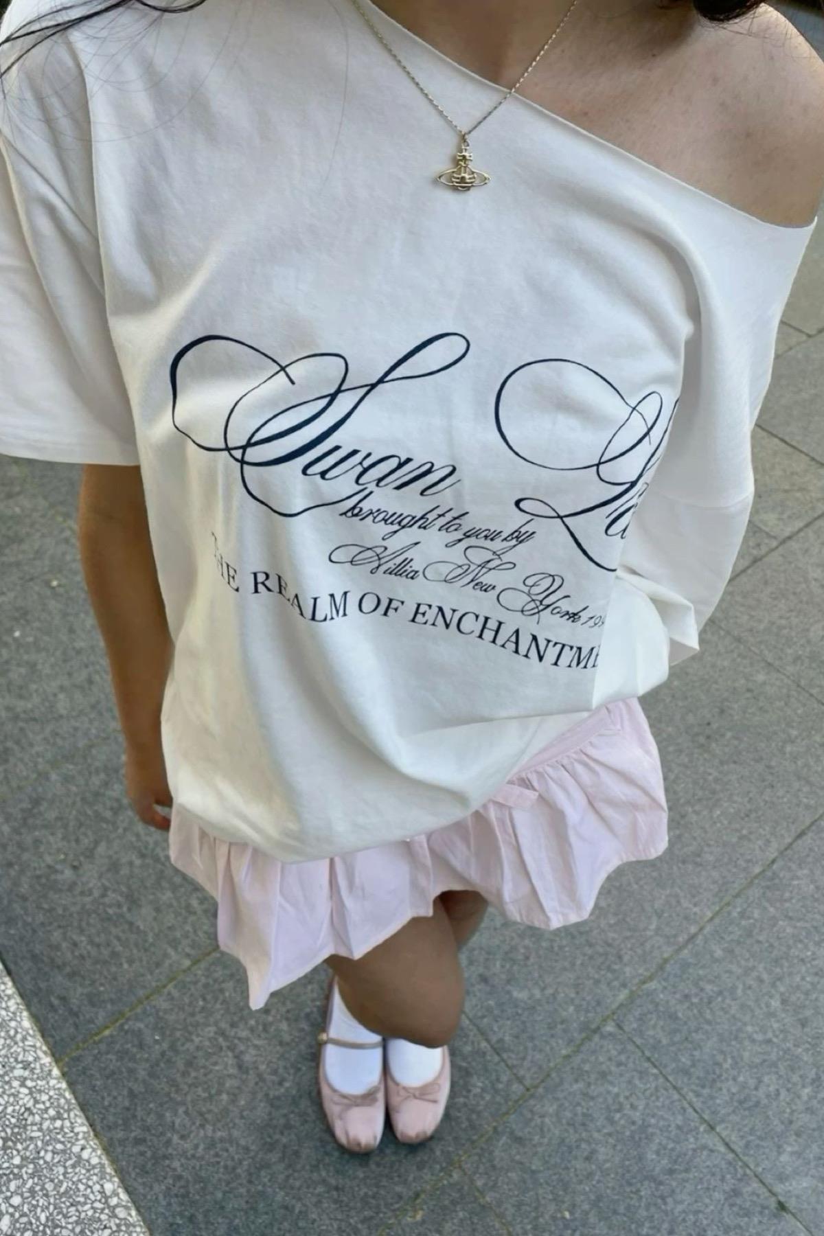 White Swan Lake Omuz Dekolteli T-shirt